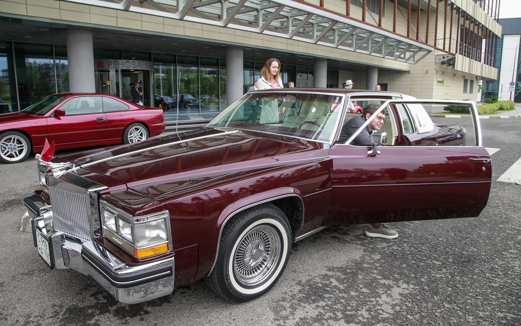 Ну разве можно, бросив лишь беглый взгляд, пройти мимо такого роскошного Cadillac DeVille?