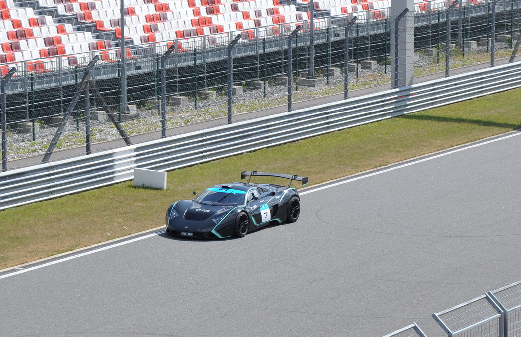 На автодроме Moscow Raceway при отличной погоде и лютой жаре мощно стартовал первый этап чемпионата Russian Endurance Challenge. Здесь собрались померяться силами лучшие российские пилоты, на самых быстрых кольцевых машинах. В гонке участвовали болиды разных классов, а значит, было на что посмотреть. Тут и мощные Mercedes SLS AMG GT3,  Ligier 53, а также российский спортпрототип Fenix команды Московского Политеха. А еще есть даже возрожденная Marussia GT, которая “накручивает хвоста”  иным иномаркам. Хватит слов, лучше смотрите фото. Портал “АвтоВзгляд”, как всегда, собрал самое интересное.