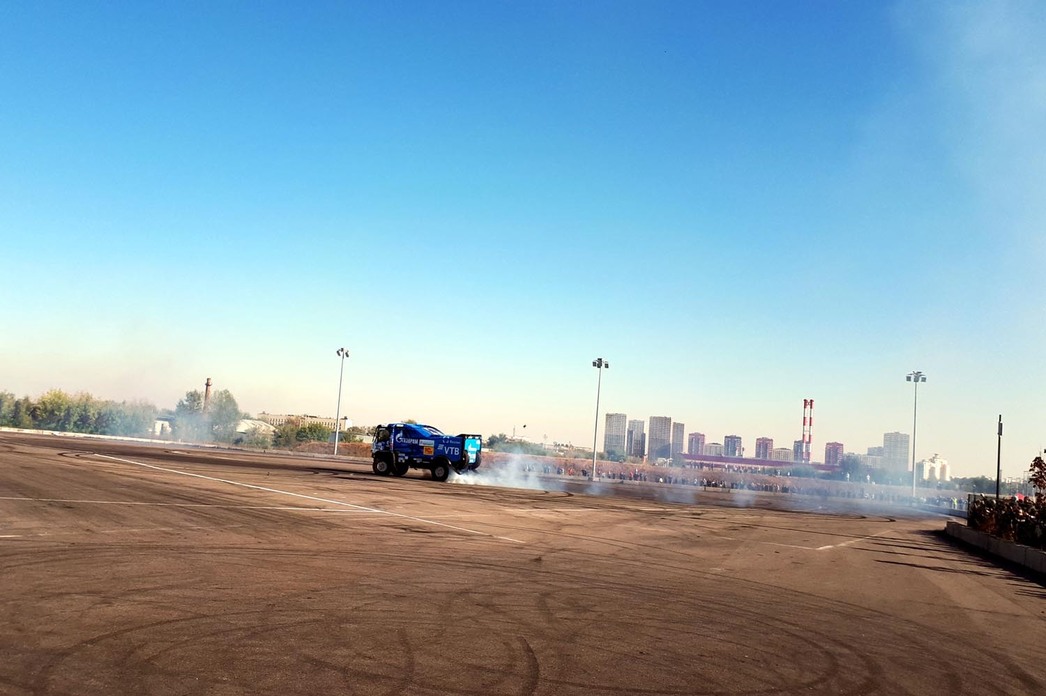 Гоночный КамАЗ в управляемом заносе.