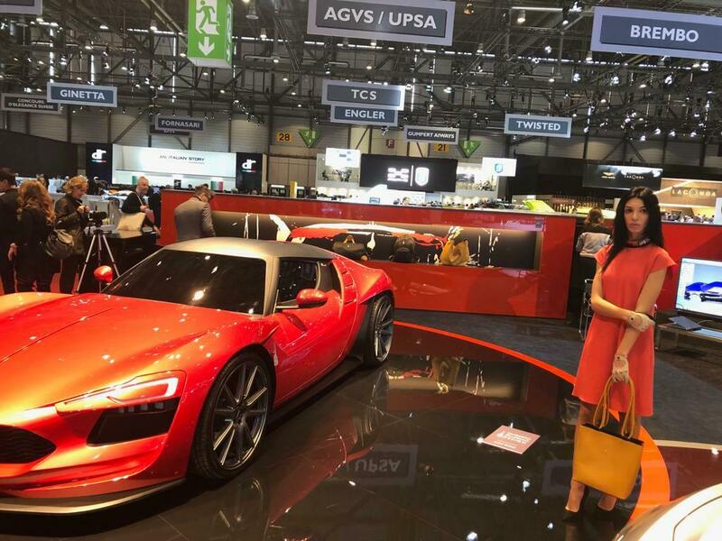 Странный в этом году случился Женевский автосалон. Не в смысле новизны и красоты железных форм, а форм девичьих, без чьих соблазнительных изгибов  еще совсем недавно было немыслимо ни одно мотор-шоу.
