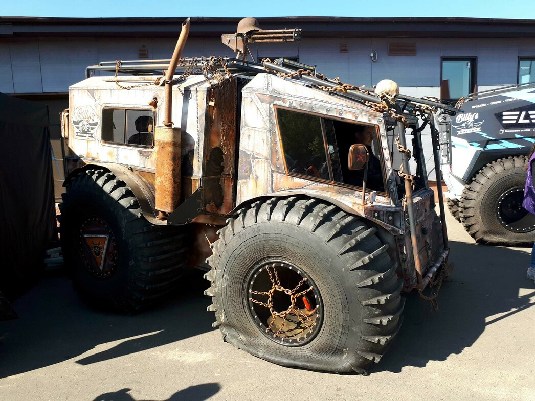 Владимирский вездеход “Шатун” в необычном обвесе. Сейчас это больше шоу-кар, но если убрать “красивости” он превращается в очень злобного покорителя бездорожья. Кстати, эта машина является самым серьезным конкурентом “Шерпу”.