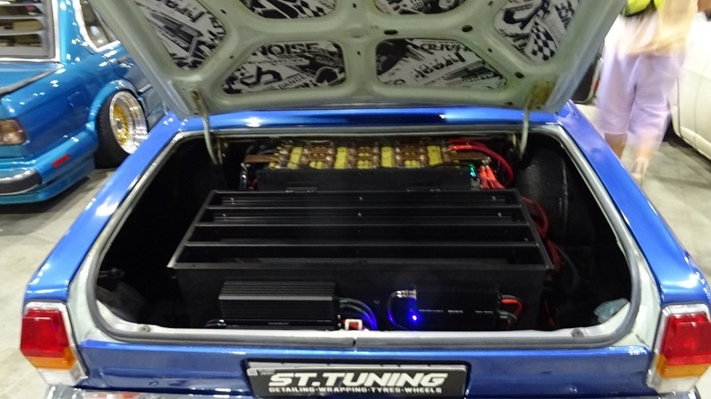 Багажник  демокара ГАЗ-24 полностью забит усилительной звуковой аппаратурой.