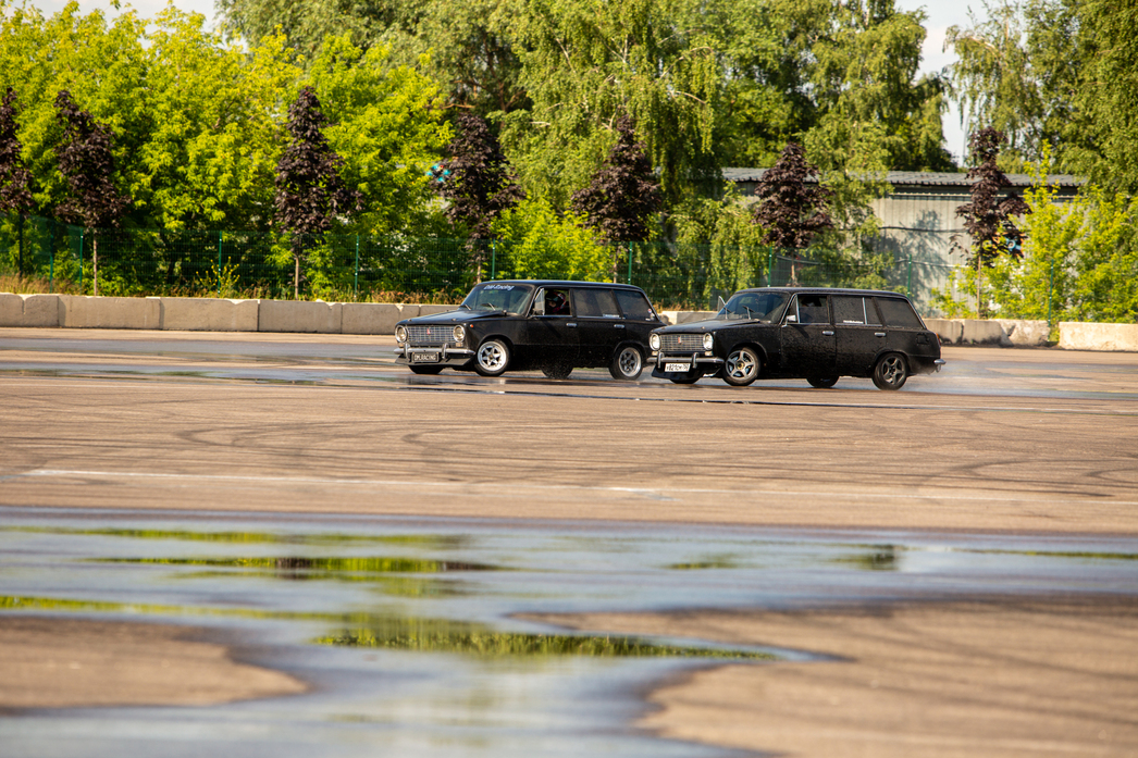 Шестой ежегодный фестиваль от создателей «Боевой классики» состоялся на минувших выходных в московских Печатниках: несколько сотен участников, тысячи зрителей и десятки по своему привлекательных, порой действительно очень стильных, а иногда и сногсшибательных экспонатов. Было на что посмотреть. Впрочем, судите сами: лучшие кадры - в фоторепортаже портала "АвтоВзгляд".