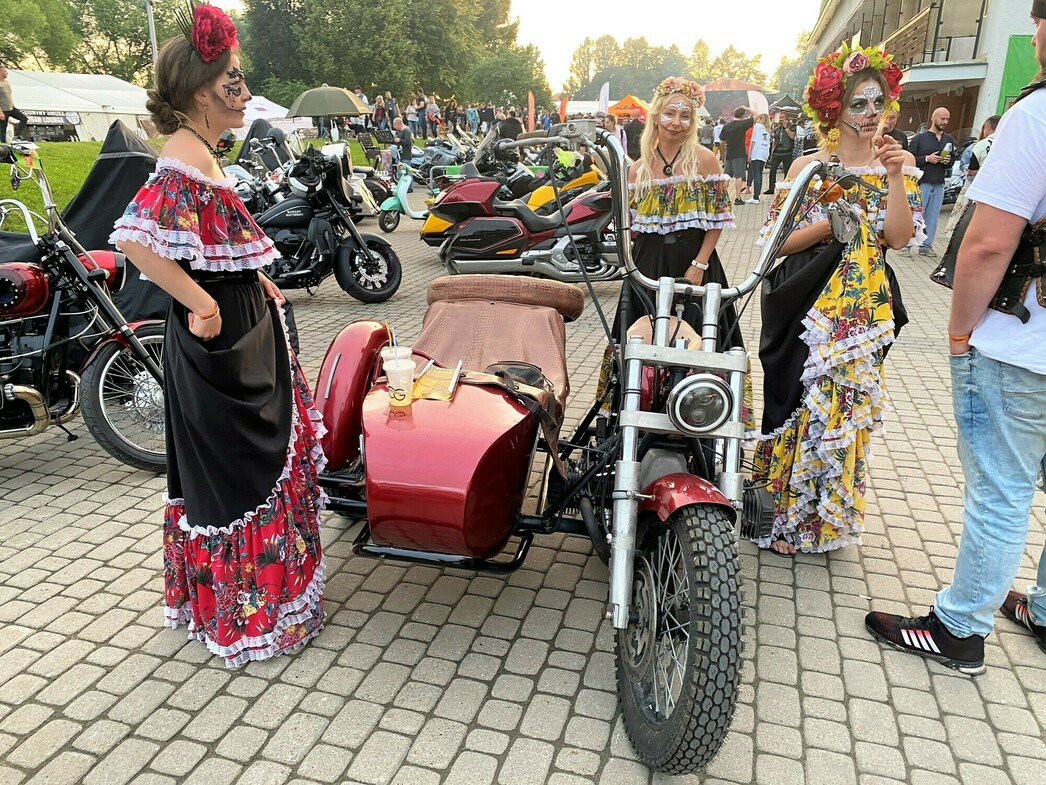 На 35 000 квадратных метрах царила невероятная атмосфера: отличная июльская погода, великолепная музыка от почти трех десятков коллективов из России и «дружественных» стран, море активностей и, конечно, бесчисленное количество мотоциклов.