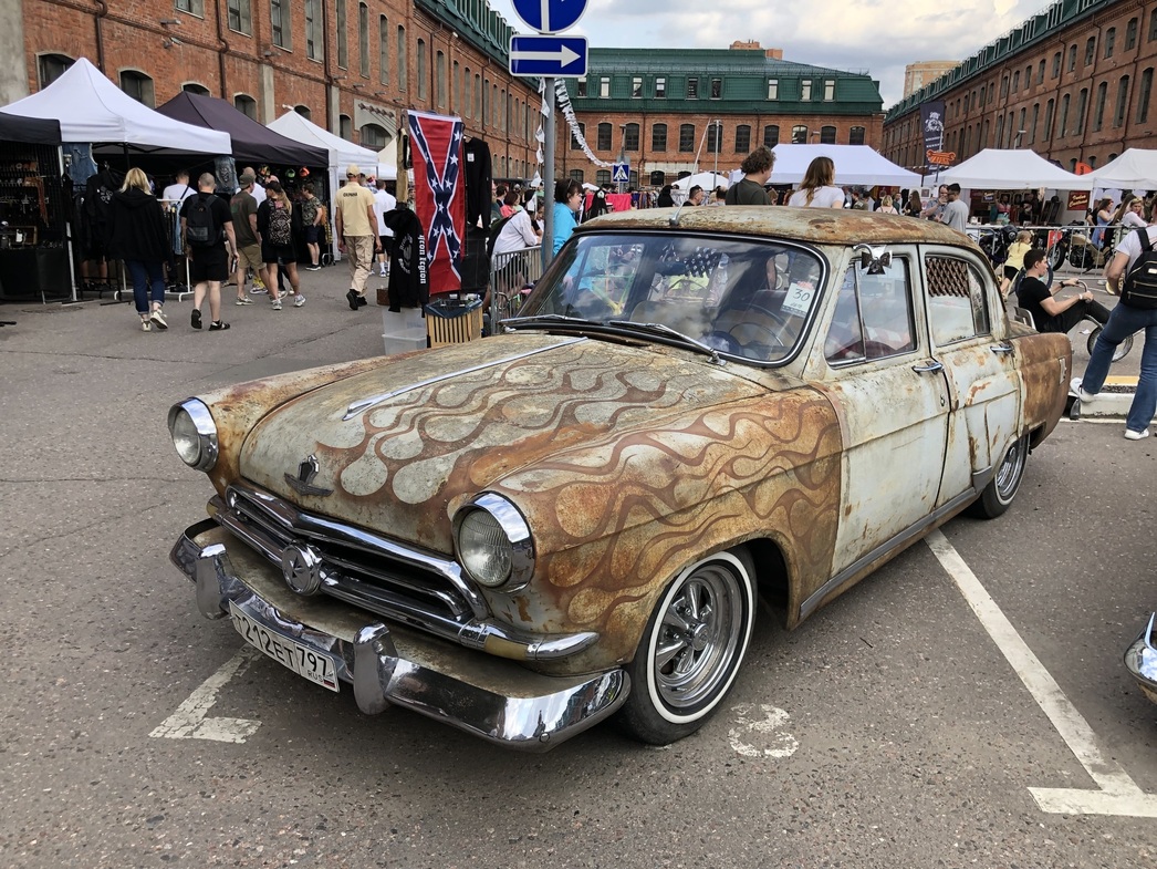 Тюнингованные «Волги», «Победы» в стиле Rat Rod, кастомные мотоциклы и велосипеды, многолитровые американские дредноуты, громкая музыка, уникальные товары народных умельцев. В общем, масса всевозможной «развлекухи» для посетителей, которые знаю, любят и каждый год ждут этот фестиваль.