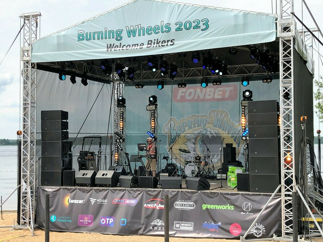 Разумеется, не обошлось без хорошей музыки, танцев, вкусной еды. Повезло и с великолепной летней погодой.