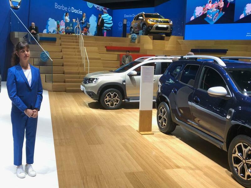 А многие стендистки, заметив камеру, так и вовсе пускаются в бега. 