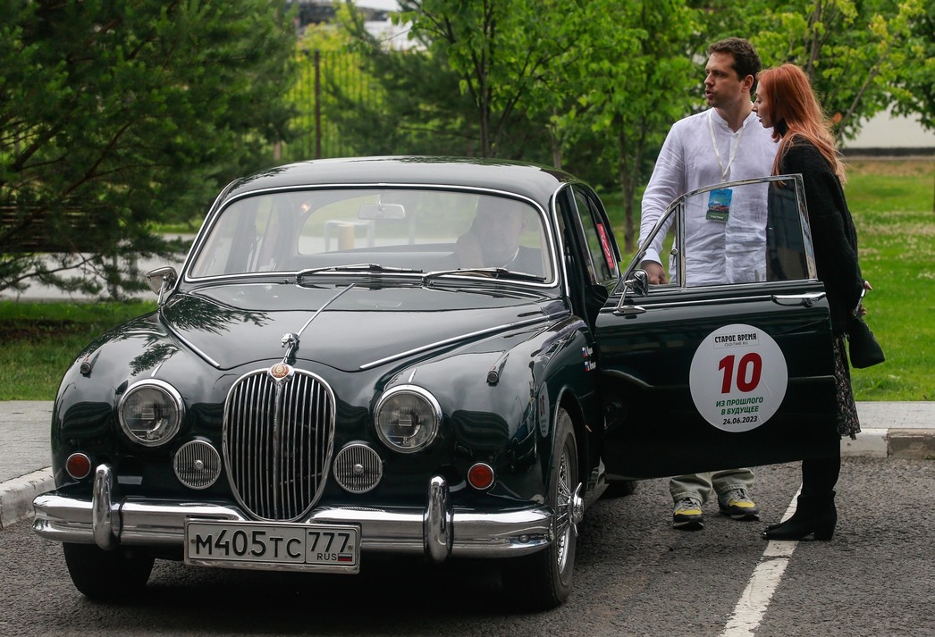 А как вам этот Jaguar Mark II? Согласитесь — глаз не оторвать!