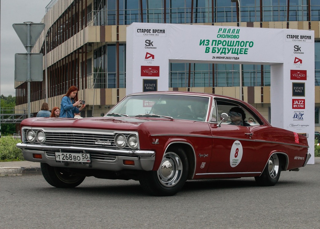 Ключевое отличие любого ралли на классических автомобилях от обычных соревнований в том, что экипажи не гонятся за большими скоростями. Их задача — пройти маршрут, отметившись в определенных точках (так называемых «чекпоинтах») в нужное время. И побеждает соответственно тот, кто оказывается ближе всех к «идеальным» показателям дорожной книги.