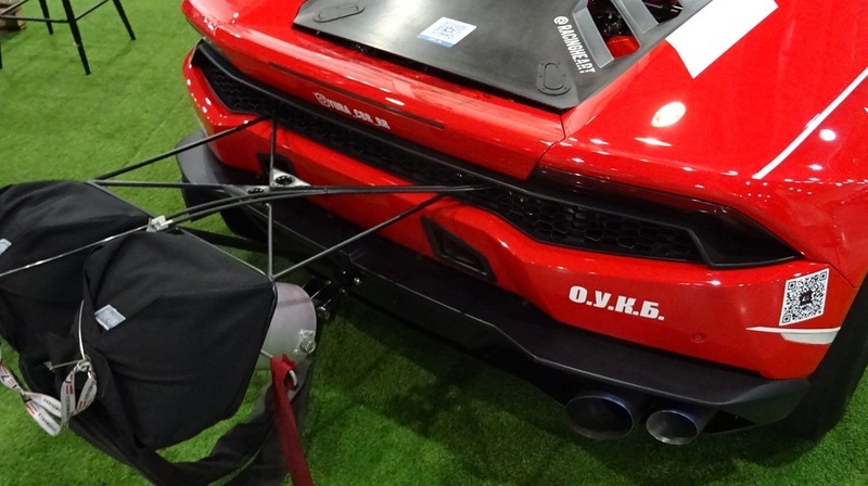 Корма Lamborghini Huracan Level Performance (см. предыдущее фото) увенчана тормозным парашютом, ведь на финише скорость машины – как у самолета…