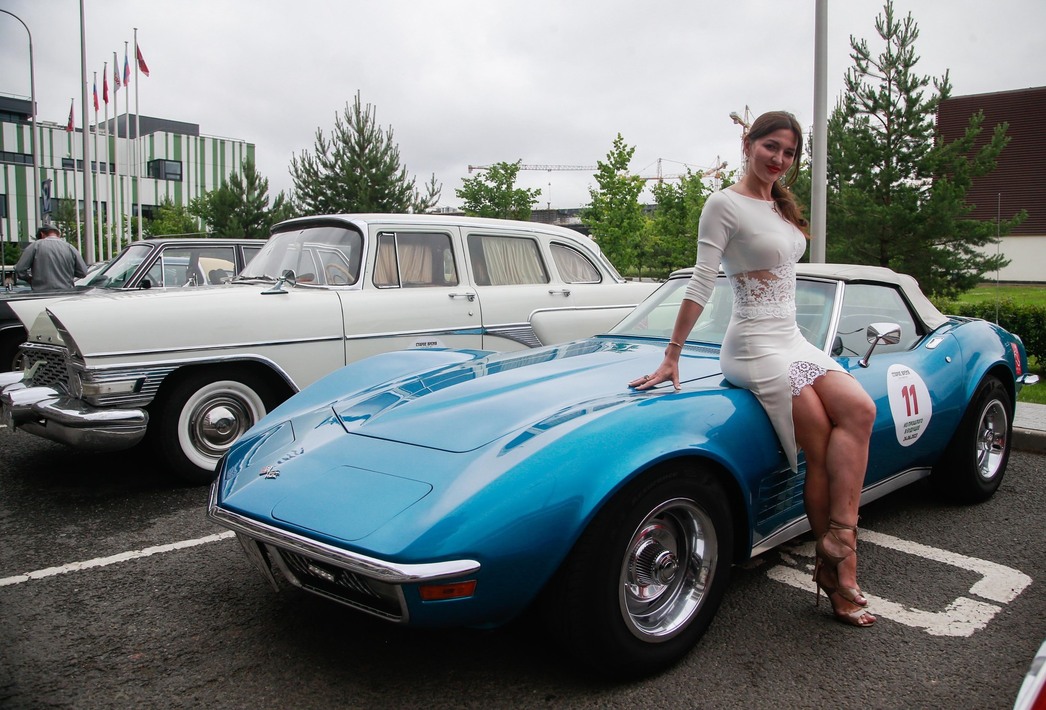 Были, разумеется, и прекрасные дамы, украшавшие собой и без того яркий ретропарад.