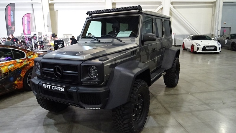 Стилизованный под броневик Mercedes-Benz выглядит как-то мрачновато. Видимо, поэтому и продается…