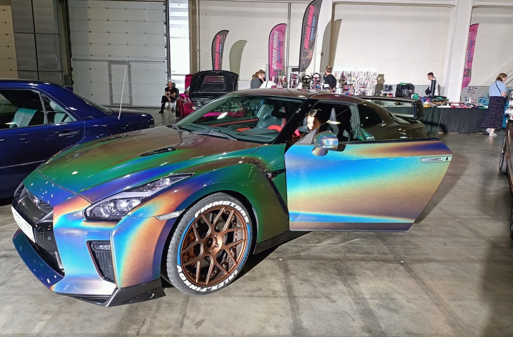 В «хамелеоновском» тюнинговом окрасе суперкар Nissan GTR35  выглядит просто шикарно. Мощь машины тоже на высоте – ее подняли аж до 800 л.с.