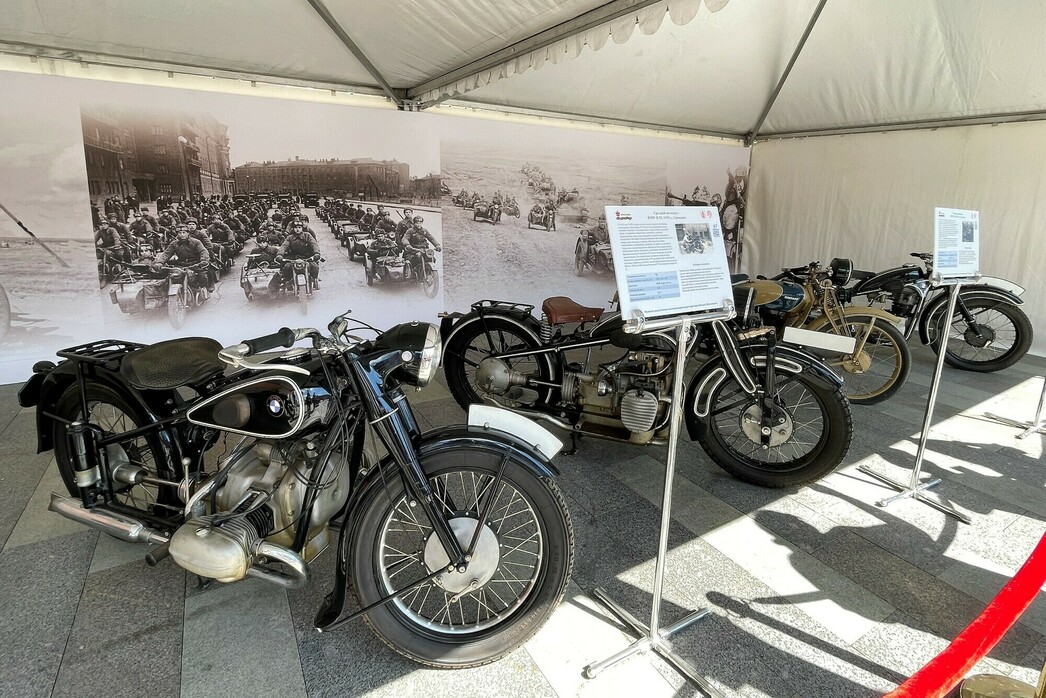 Экспозиция включала пару десятков мотоциклов музея Гаража особо назначения ФСО России — тех, что кочуют с одной выставки на другую.