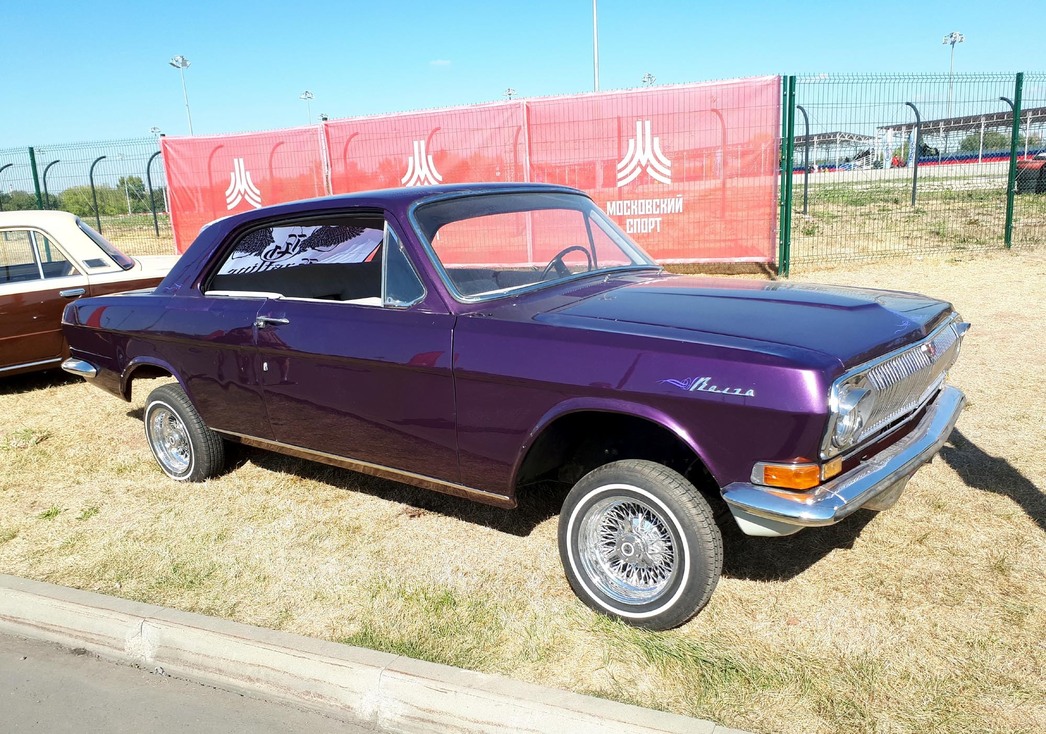 Оцените оригинальное исполнение "Волги". Теперь это купе, да еще с пневмоподвеской.