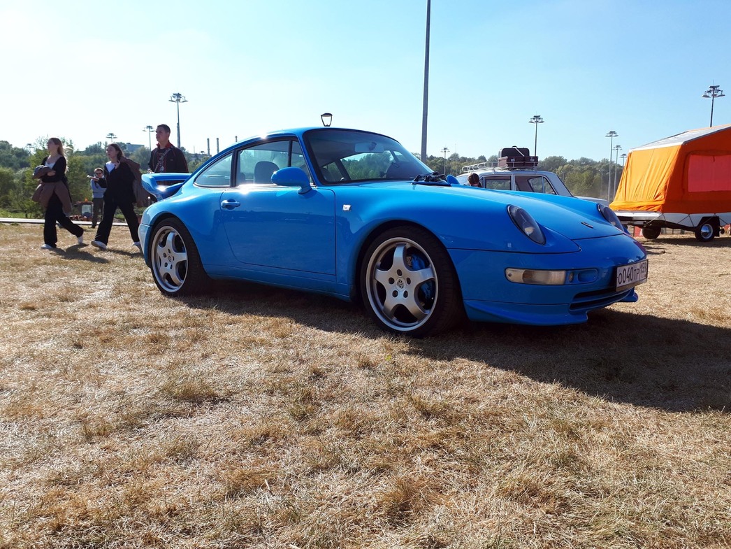 Раритетный Porsche смотрится здорово на всех автофестивалях.