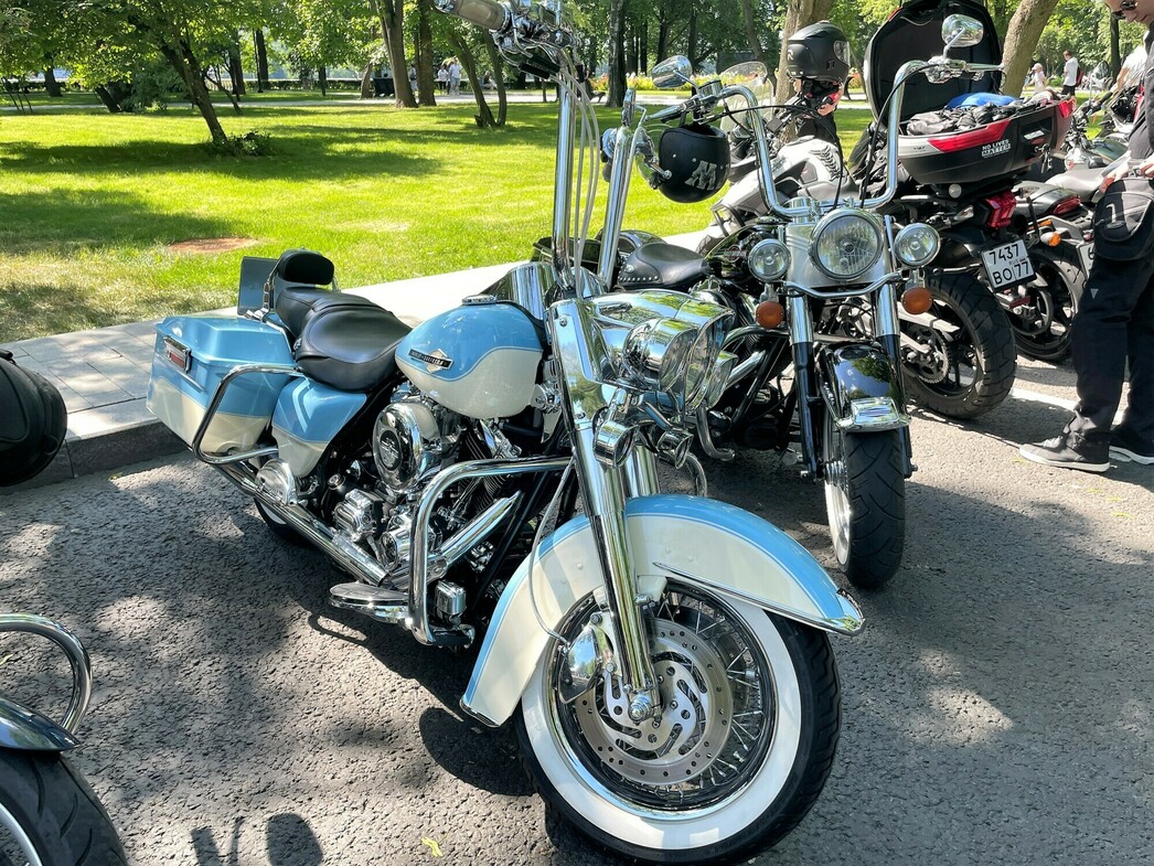 То же касается активностей: гости могли разве что послушать выступления музыкальных групп, поучаствовать в викторинах да заглянуть на кинопоказ. 