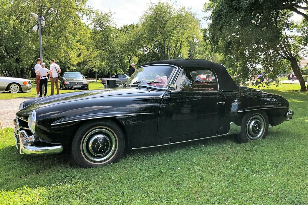 Машины были распределены по зонам в зависимости от страны-производителя. И на этот раз их обезопасили веревочным ограждением, ведь пару лет назад в подмосковном «Архангельском» посетители умудрились поцарапать несколько дорогущих экспонатов.