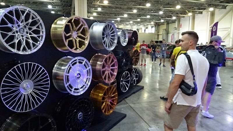 Легкосплавные цветные колеса – самый, наверное, простой и доступный вариант внешнего тюнинга машины для наших автовладельцев.