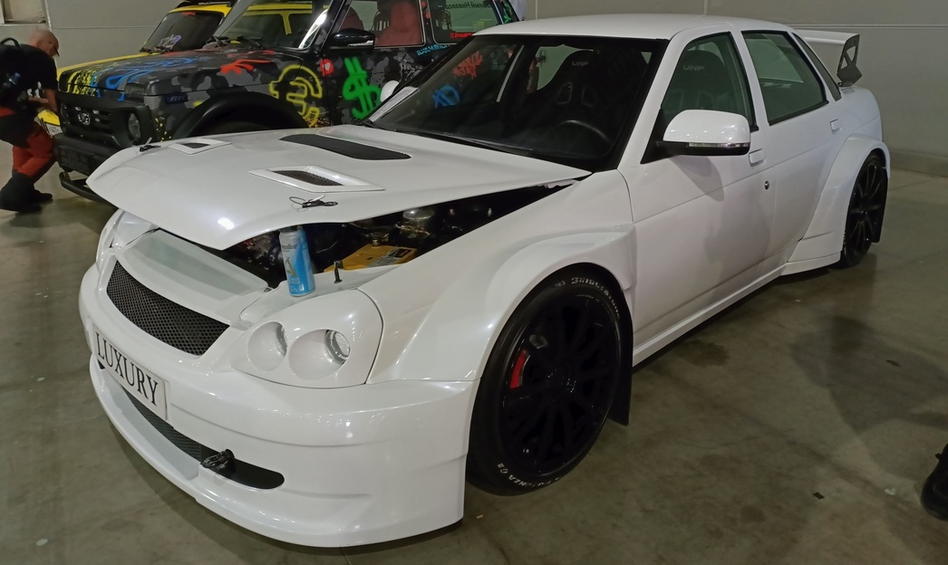 А это отечественный вариант спортивного автомобиля LADA WTCC Luxury. Мощность ее движка – 380 л.с.