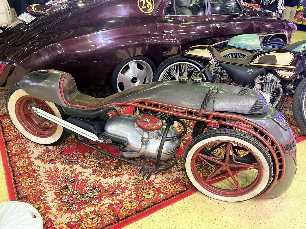 Ну и, конечно же, умопомрачительные кастомы — полет безграничной фантазии отечественных мастеров. 