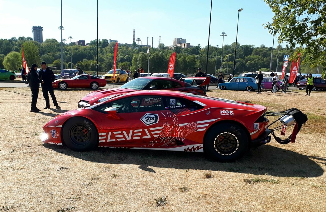 Lamborghini Huracan Level Performance. Говорят, это самый быстрый “Ламбо” в России. Сзади у него парашютная система для эффективного замедления. 