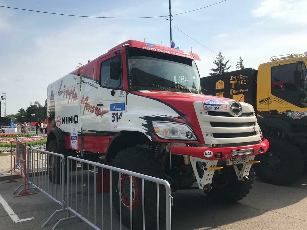 Hino впервые выкатил копотный аппарат.  Грузовик. Премьера. Должен вставить. Капотник лучше управляется, особенно на извилистых трассах.  И экипаж не сидит на колесе.  Испытывает меньшие нагрузки. В конечном итоге -скорость выше.