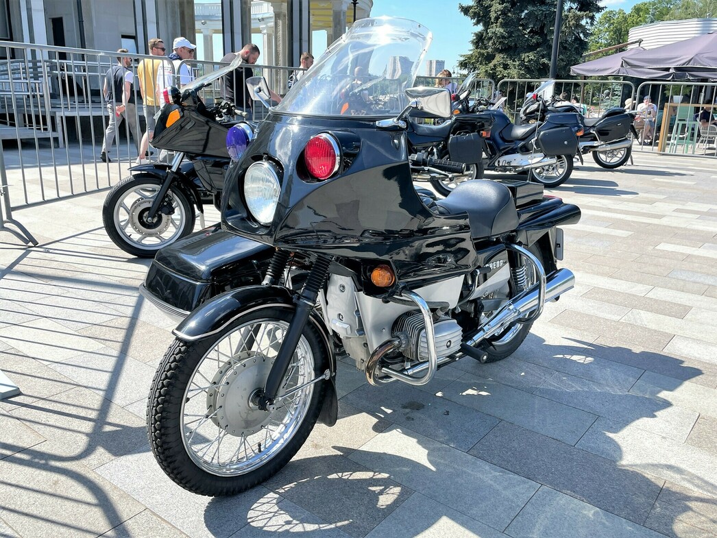 В общем, обещали мощные байки и жарких красавиц, а получилось ровно наоборот. Зато бесплатно. 