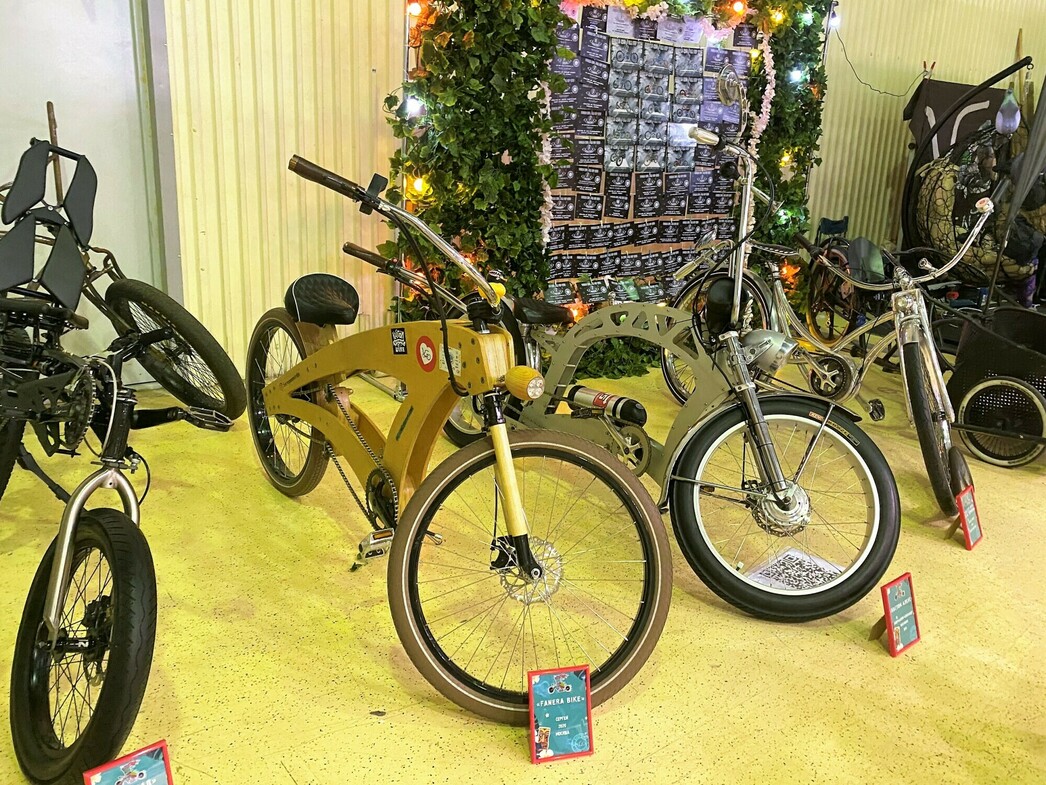 Освободившуюся нишу тут же заняли китайцы, индусы, вьетнамцы, предложив нам буквально все: от самокатов, велосипедов, квадроциклов и катеров до электротехники, гоночных автомобилей и мотоциклов любых форм и размеров на любой вкус и кошелек. 