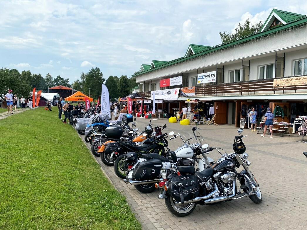 ​В этом году фестиваль SuzdalBlues, собравший несколько тысяч ценителей крутых байков и качественного блюза в жемчужине Золотого кольца России, отметил очередной юбилей — 15 лет.