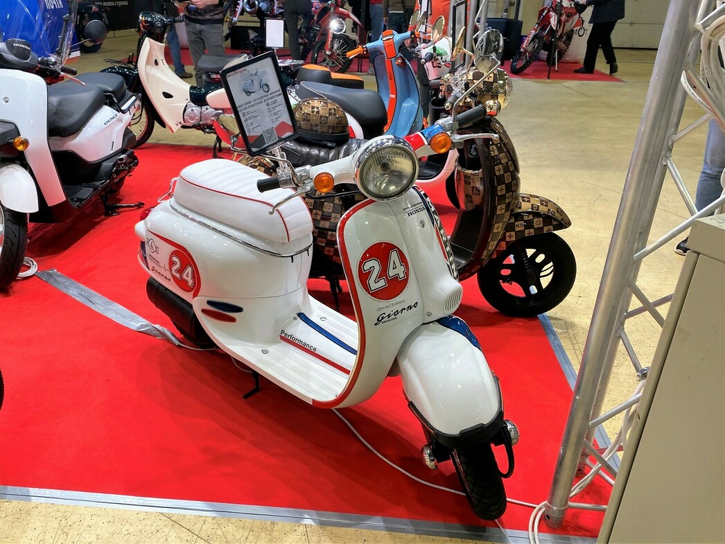 Вместо подло сбежавших европейских и американских производителей, на огромных стендах красуется техника на любой вкус и кошелек, пришедшая к нам с Востока. 