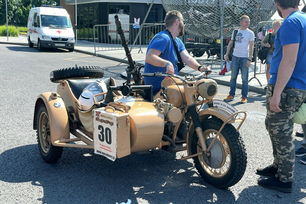 Вернее, таков был изначальный план. На самом же деле праздник получился куда скромнее.