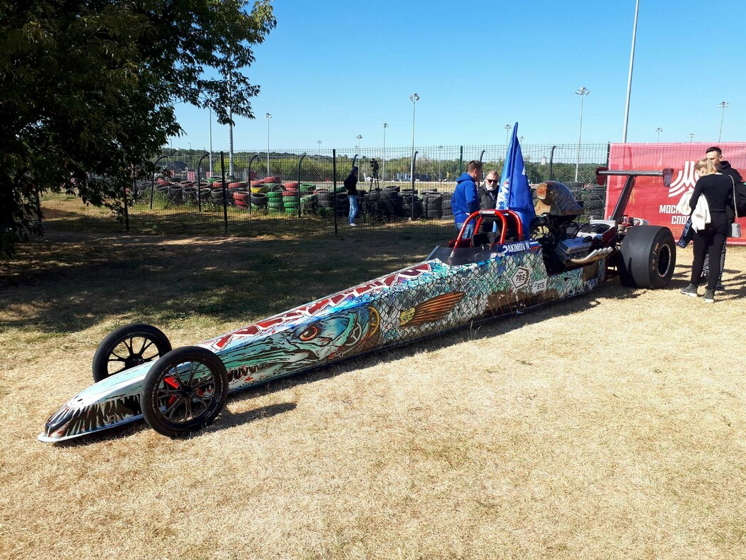 Еще один участник заездов по дрэг-рейсингу - дрэгстер Barracuda. Его мощность - 3500 л.с.