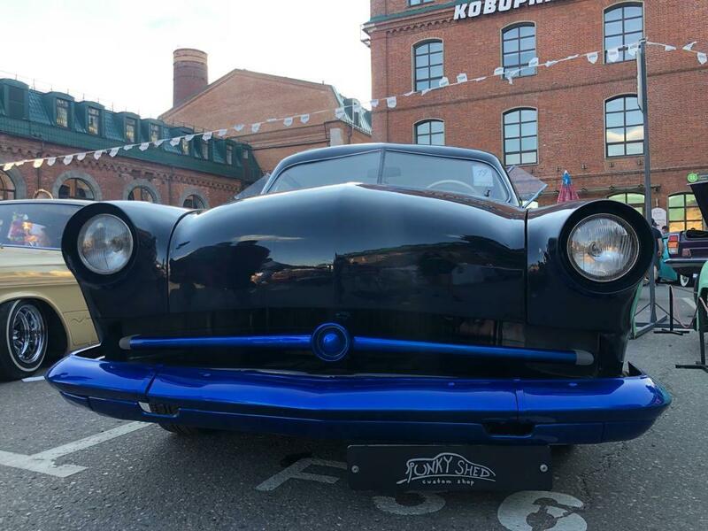 В Москве прошла традиционная Custom Convention — одно из самых ожидаемых ежегодных мероприятий сезона. Особенность данного мероприятия не только в том, что гости могут посмотреть на уникальные работы мастеров кастомайзинга из частных небольших мастерских. Эти работы, выполненные зачастую в единственном экземпляре, просто физически невозможно увидеть на улицах городов. Прекрасная летняя жаркая погода и отличная атмосфера способствовали великолепной тусовке на открытом воздухе. Самые лучшие моменты, как всегда, запечатлел портал «АвтоВзгляд».