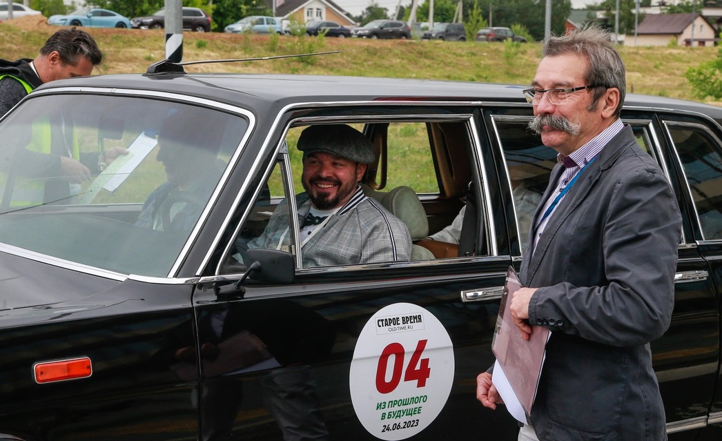 В ралли «Из прошлого в будущее» принял участие и обозреватель портала «АвтоВзгляд» Алексей Гусев, сражавшийся за победу на «Чайке». 