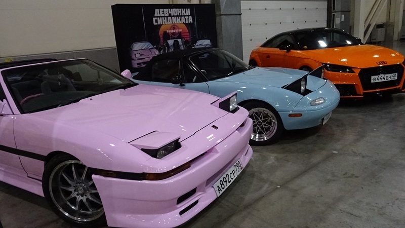 В столичном  выставочном комплексе Crocus Expo открылись экспозиции традиционного московского автофестиваля Auto Tuning Show-2022. Мероприятие посетил корреспондент портала «АвтоВзгляд».
Несмотря на то, что экспозиции нынешнего тюнинг-шоу собрали почти полторы сотни машин разных рангов,  все они легко разместились в одном зале второго павильона Crocus Expo. Что, впрочем, не снижает интереса к мероприятию для тех, кто относится к автомобилю не только как к средству передвижения, но и как к способу самовыражения. 
Причем вариантов того, как можно выделить свою машину среди сотен себе подобных, существует немало, начиная от замен колесных дисков и доработки выхлопной системы и заканчивая серьезным тюнингом подвески, кузова или мотора. 
Практически все эти способы нашли отражение в категориях экспозиций Auto Tuning Show, среди которых, например, специальные автомобили для соревнований,  дизайн и винилография, лучший звук выхлопной системы, навороты подкапотного пространства и другие. Все эти аспекты мы постарались отразить в нашем фото отчете, который и предлагаем вашему вниманию. Если этого недостаточно: добро пожаловать на Auto Tuning Show-2022.  Кстати, выставка будет функционировать еще четыре дня, вплоть до конца нынешней недели.