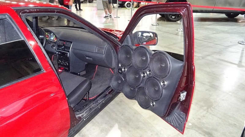 А это уже вариант музыкального тюнинга ВАЗ-2110. Одна передняя дверь чего стоит. А ведь их в машине две!..