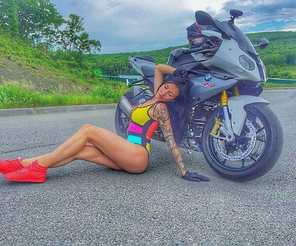 Своим умением совершать опасные трюки на мотоциклах 40-летняя Ольга Пронина получила признание не только братьев по мотосообществу, но и многочисленных пользователей социальных сетей – не в последнюю очередь благодаря тому, что эти номера она исполняла на больших скоростях и практически в неглиже. 
