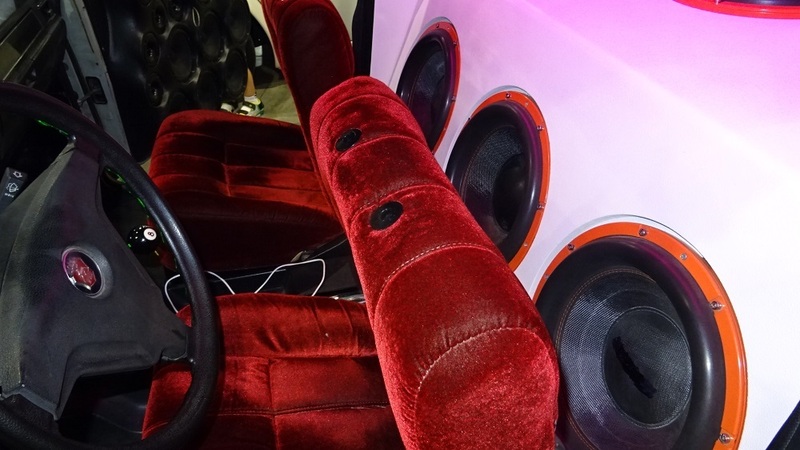 Внутри салона звукового демокара ГАЗ-24 разместились мощные низкочастотники.