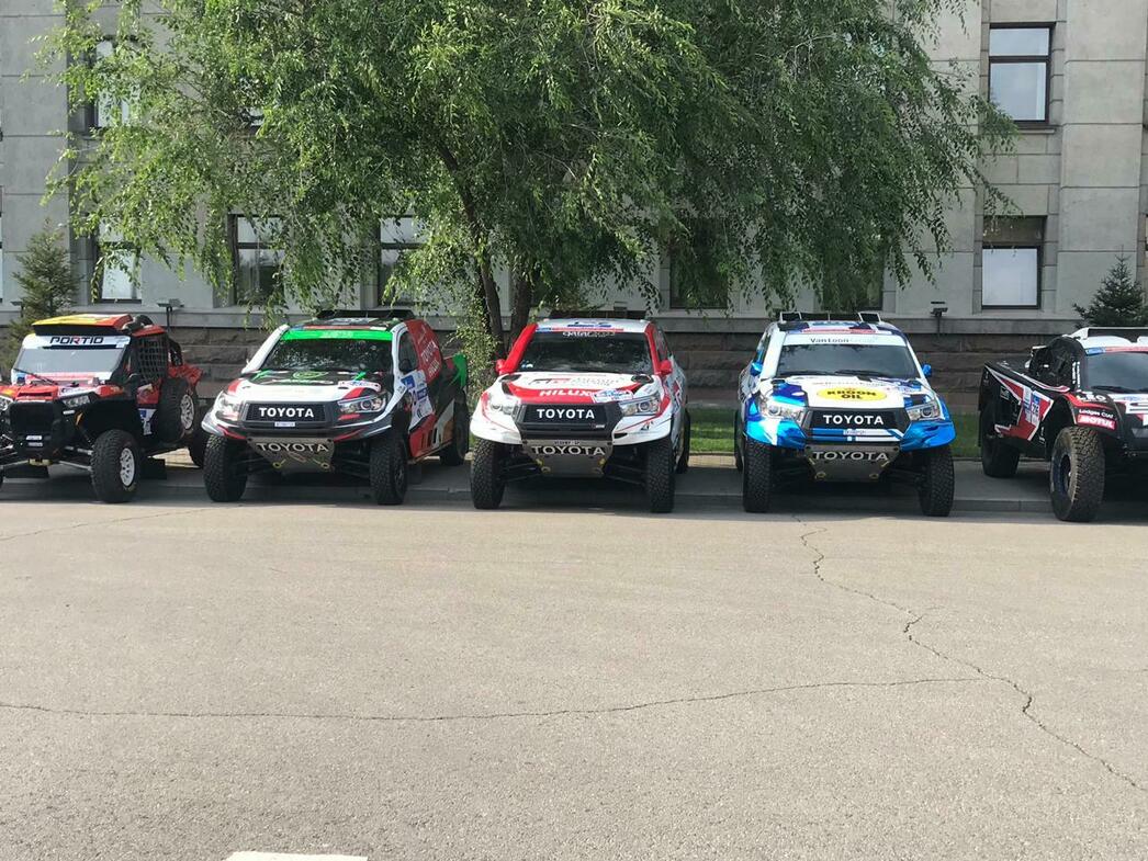 Нассер на Toyota  выиграл этап Кубка мира в Казахстане. На одном участке по телеметрии он  мчал 198 км/ч целых   три минуты. Это очень страшно. Только представьте, под  200 км/ ч   три минуты по лютой грунтовке. Железные яйца.
