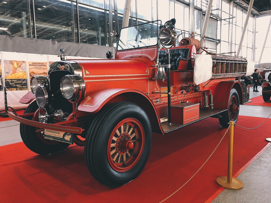 Надо сказать, что ценник без малого в 1000 рублей для откровенно скудной экспозиции – это чересчур много. По большому счету те, кто рассчитывал увидеть очередную порцию уникальных автораритетов  (чем, в общем-то, и славится эта выставка), получили удовольствие лишь от знакомства с пожарной техникой прошлых лет.