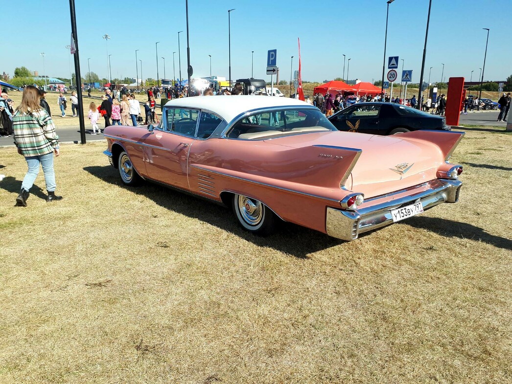 Классический Cadillac всегда приковывает внимание.