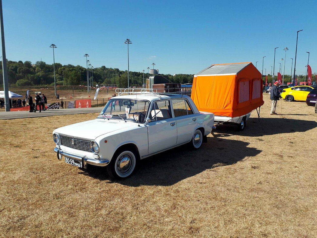 “Копейка” в идеальном состоянии, да еще и с прицепом. На такой хоть сейчас в Крым.