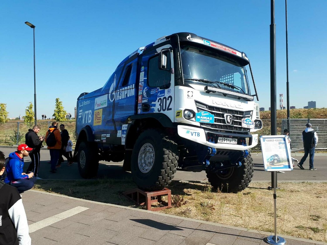 В парке Технических видов спорта прошел автофестиваль, который посетил корреспондент портала «АвтоВзгляд». Тут было на что посмотреть даже тем зрителям, что не интересуются автоспортом. Чего только стоила выставка классических советских автомобилей и тюнинг-каров! Рядом с ними стояли известные на весь мир российские вездеходы – “Шерп” и владимирский “Шатун”. Причем Sherp вообще был на электротяге.  
КамАЗ привез гоночный грузовик К5, который лихо пускал в управляемый занос пятикратный победитель ралли-марафона «Дакар» Эдуард Николаев. 

Но хватит слов. Самые интересные экспонаты фестиваля – в нашей галерее.