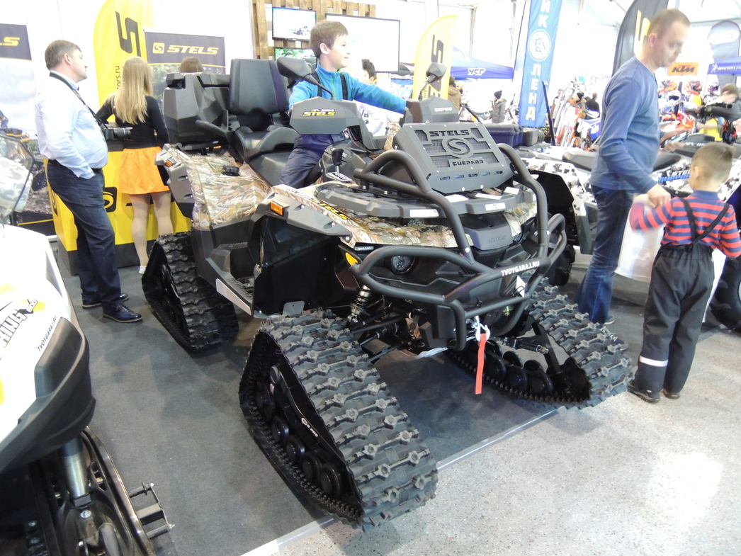 Некоторое количество «кастомов» представили как крохотные частные мастерские, так и уже именитые ателье вроде мастерской Юрия Шифа. Серийных же производителей было не так много, но все же их представляли BMW, Yamaha, KTM, и довольно обширно – поделки от отечественной компании Stels.
