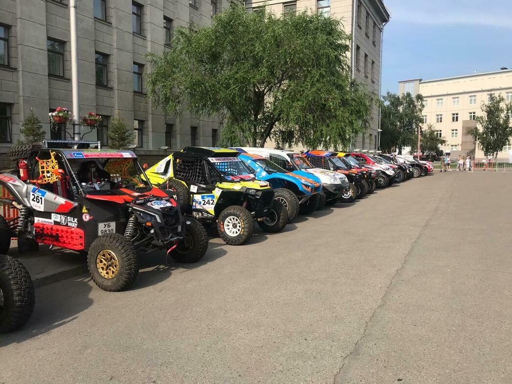 Три Тойоты фаворитов гонки. Нассер Аль Аттия, Язид Аль Раджи, Ван Лун.
