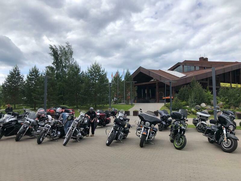 В минувшие выходные под Конаково (Тверская область) во второй раз прошел семейный мотофестиваль Burning Wheels. "Пламенные колеса" собрал множество мотоциклистов, благо что погода благоволила, а шикарная платная трасса от Москвы до места действия позволяла добраться быстро и безопасно. Традиционные шашлыки, прохладительные напитки разной степени крепости, красивые девушки и, конечно же, большой рок-концерт на сцене прямо на берегу живописной реки. По словам главного организатора и идейного вдохновителя Burning Wheels Артура Арчи, основная задача мероприятия - сплотить и без того дружные ряды байкеров и получить возможность пообщаться в неформальной обстановке, причем целыми семьями. И да, многие мотоциклисты приезжали с женами и детьми, а портал "Автовзгляд", разумеется, пристально за всем этим наблюдал.