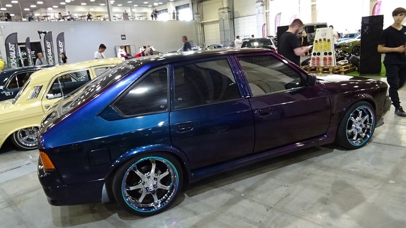 С первого взгляда трудно узнать в этом хетчбэке популярный в свое время «Москвич-2141».  После внешнего тюнинга машина выглядит куда привлекательнее.