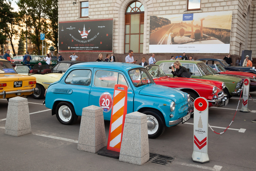 Не меньший интерес вызвали Mercedes-Benz 230, Porsche 911 SC Targa, Mercedes-Benz Adenauer, Jaguar E-Type Roadster, Citroen DS, Chevrolet Corvette, а также олдтаймеры советского производства.