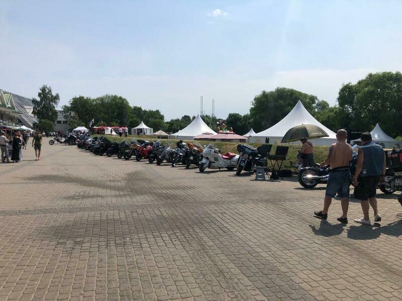 В Суздале при отличной погоде и огромном количестве гостей мощно прогремел 14-й Blues&Bike Festival. Вот уже почти полтора десятка лет это мероприятие является самым долгожданным и самым круто организованным мотофестивалем каждого лета. Море мотоциклов, красивые девушки, детские аттракционы, изобилие байкерских «примочек» в свободной продаже, демократичная приятная атмосфера  и, конечно же, великолепная музыка от лучших блюзменов не только России, но и ближнего и дальнего зарубежья. Все самые интересные моменты, как всегда, в фоторепортаже «АвтоВзгляда». 